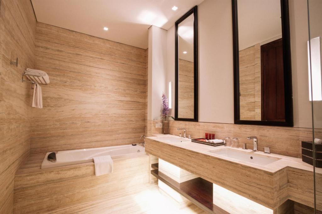 Bumi Segah Hotel Tanjung Redep Exterior foto